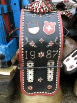 011 Collier de cuir brodé